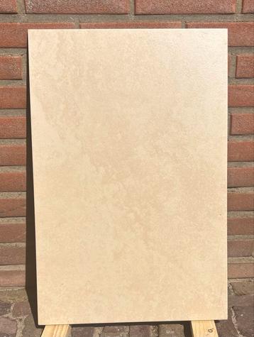 Restpartij vloer- en wandtegels: Beige Gemarmerd & Wit/Zwart beschikbaar voor biedingen