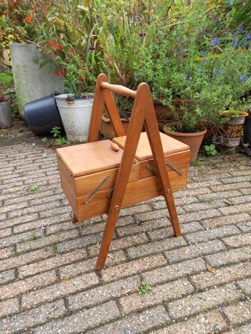 Retro mid century naaikastje beschikbaar voor biedingen