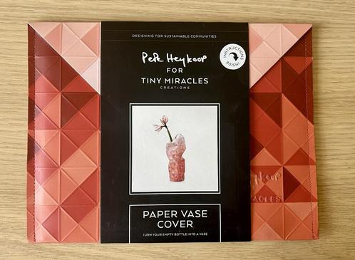 Paper vase cover in gradient rood - Pepe Heykoop, Huis en Inrichting, Woonaccessoires | Vazen, Nieuw, Rood, Minder dan 50 cm, Overige materialen