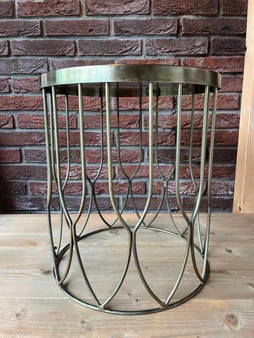 Gouden bijzettafel beschikbaar voor biedingen