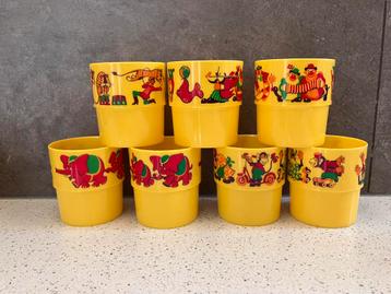 7 vintage kunststof kinder bekers beschikbaar voor biedingen