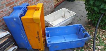 Set 4 grote kunststof / plastic viskratten/ kratten / bakken beschikbaar voor biedingen