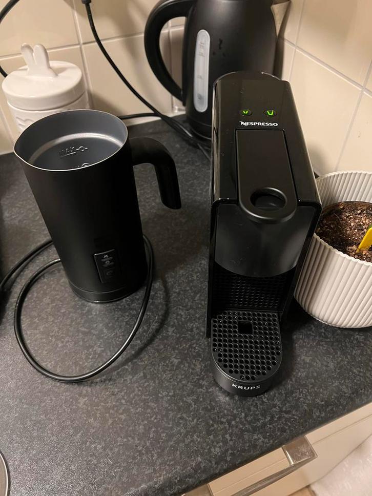 Nespresso Essenza Mini koffiemachine + Hema Melkopschuimer, Witgoed en Apparatuur, Koffiezetapparaten, Gebruikt, Koffiepads en cups