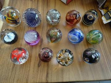 antieke presse papier glas kristal div kleuren glazen bol  beschikbaar voor biedingen