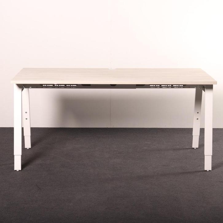 Instelbaar bureau A-poot 160x80cm met kabeldoorvoer 62-84cm, Huis en Inrichting, Bureaus, Gebruikt, Bureau, In hoogte verstelbaar