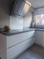 Moderne hoogglans witte keuken met inbouwapparatuur, Ophalen, Gebruikt, Wit, Hoekkeuken