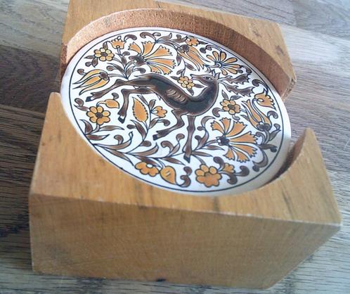 Vintage keramieken onderzetters in houder Neofitou en Tassou, Huis en Inrichting, Woonaccessoires | Onderzetters, Gebruikt, Glas of Kopje