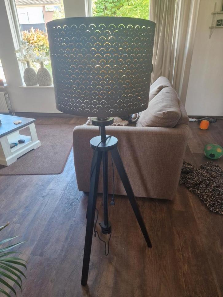 Mooie Staande Lamp met Driepoot, Huis en Inrichting, Lampen | Vloerlampen, Zo goed als nieuw, Minder dan 100 cm, Hout, Metaal