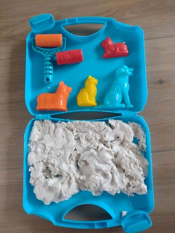 Super Sand case kat en hond beschikbaar voor biedingen