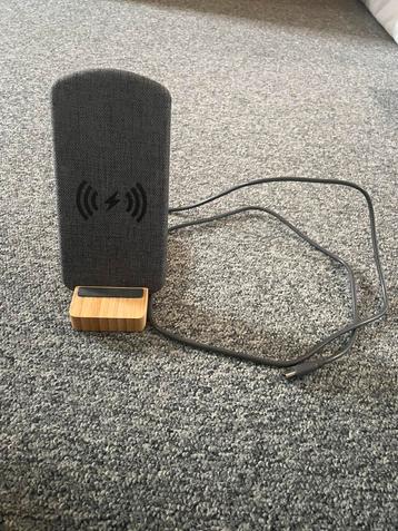 Bamboo wireless charging stand. beschikbaar voor biedingen