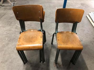 Oude schoolstoelen vintage stapelstoelen stoelen  beschikbaar voor biedingen