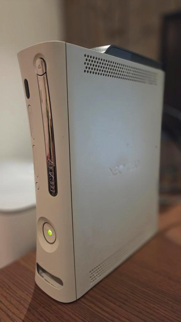 Xbox 360 + 24 Games + Guitar Hero + 2 kapotte controllers, Spelcomputers en Games, Spelcomputers | Xbox 360, Gebruikt, 60 GB, Met 2 controllers