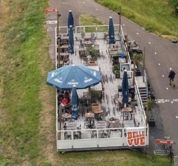 Terrasconstructie inclusief windschermen en trap