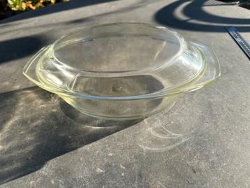 Glazen ovenschaal met deksel beschikbaar voor biedingen