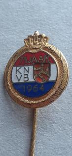 Speld KNVB 75 jaar uit 1964. Metaal, geëmailleerd., Ophalen of Verzenden, Zo goed als nieuw, Sport, Speldje of Pin