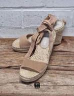 Kenneth Cole - Prachtige leren sleehakken maat 36 - Nieuw, Nieuw, Beige, Sandalen of Muiltjes, Ophalen of Verzenden