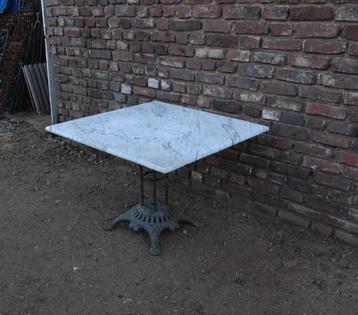 oude tuintafel met gietijzeren poot en marmeren blad beschikbaar voor biedingen