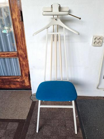 Stijlvolle vintage dressboy beschikbaar voor biedingen