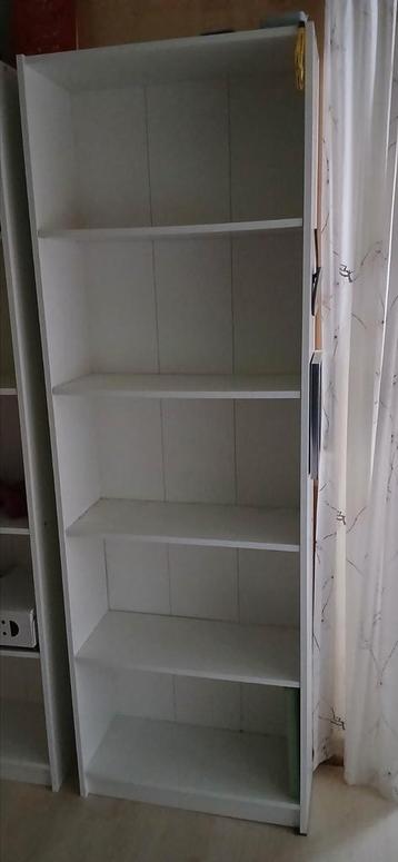 Boeken kast beschikbaar voor biedingen