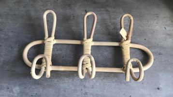 Rotan kapstokje met 3 haken beschikbaar voor biedingen
