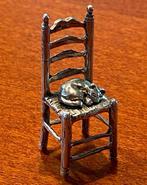 Massief Zilveren Miniatuur van Poes op Stoel, Sieraden, Tassen en Uiterlijk, Kettingen, Ophalen of Verzenden, Gebruikt, Zilver
