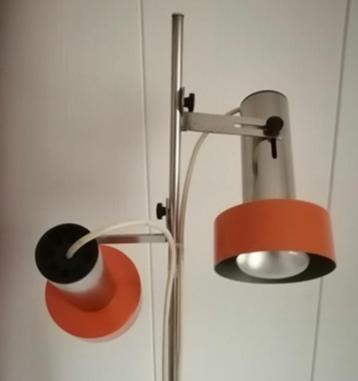 Mooie vintage vloerlamp met 2 oranje kapjes uit de jaren 70 beschikbaar voor biedingen