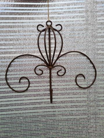 Wandhanger metaal beschikbaar voor biedingen