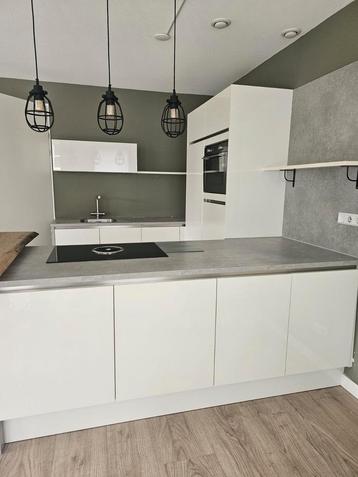 1 jaar oude Nolte keuken zgan. Incl.apparatuur en garantie. beschikbaar voor biedingen
