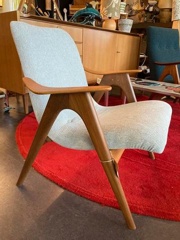Lage vintage fauteuil Louis van Teeffelen gestoffeerd beschikbaar voor biedingen