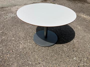 Prachtige ronde tafel wit met grijze poot beschikbaar voor biedingen