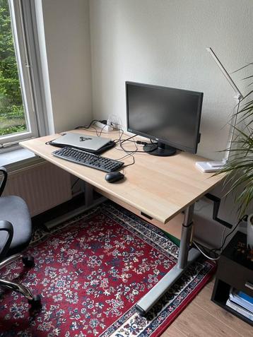 Desk with adjustable height beschikbaar voor biedingen