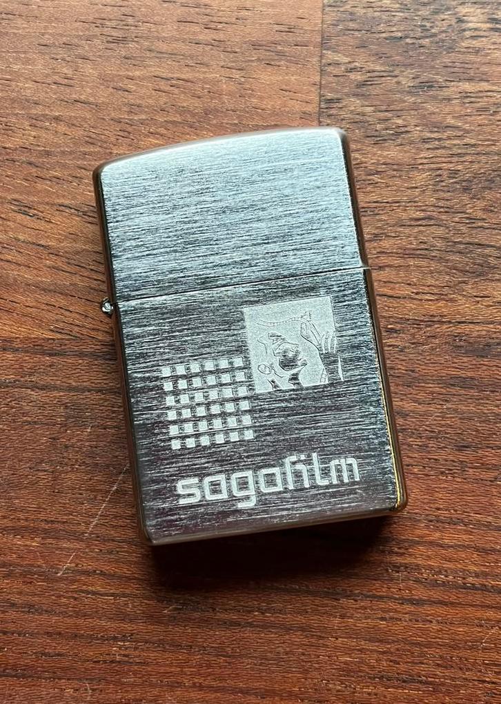 Zippo aansteker - ‘sagafilm’ (uit IJsland), Verzamelen, Rookartikelen, Aanstekers en Luciferdoosjes, Zo goed als nieuw, Aansteker