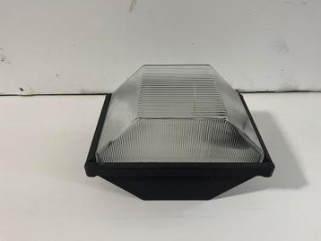 Industriële Prisma buitenlamp beschikbaar voor biedingen