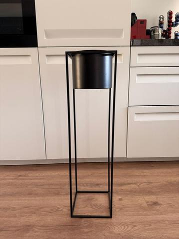 Bloempot op standaard - Zwart metaal - 76cm hoog beschikbaar voor biedingen