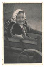 954563	Vintage	oude kinderkaart	meisje	in bolderkar	jr 40	 G, Gelopen, Kinderen, Ophalen of Verzenden