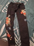 Zwarte jeans met aparte borduursel, W28 - W29 (confectie 36), Ophalen of Verzenden, Zo goed als nieuw, Zwart