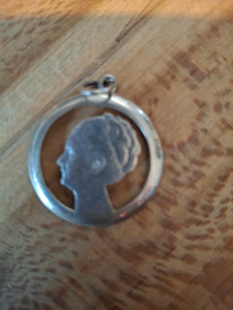 Zilveren hanger met Wilhelmina munt, Gebruikt, Overige voorstellingen, Ophalen of Verzenden, Zilver