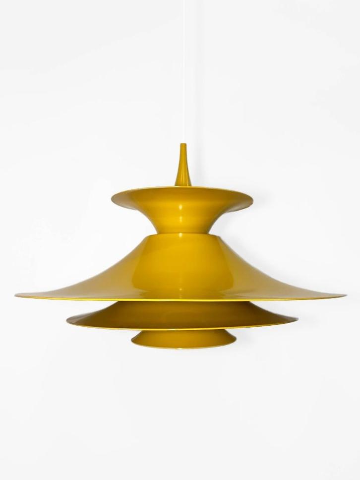 Fog og Mørup Radius hanglamp Okergeel, Huis en Inrichting, Lampen | Hanglampen, Zo goed als nieuw, Minder dan 50 cm, Metaal, Ophalen of Verzenden