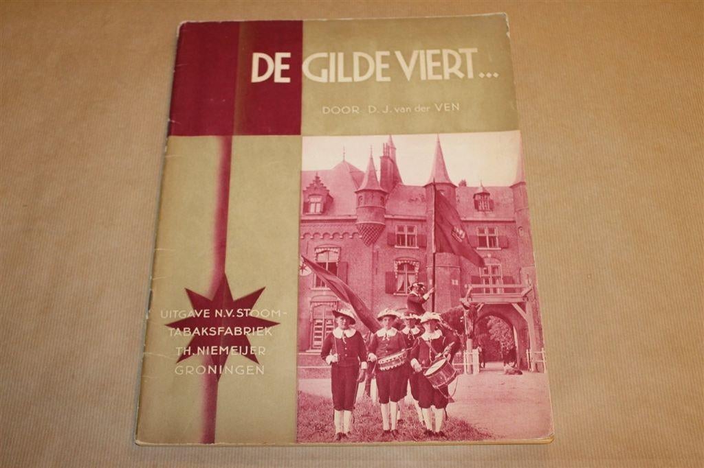 De gilde viert... — Niemeijer Album [Compleet], Boeken, Ophalen of Verzenden, Gelezen