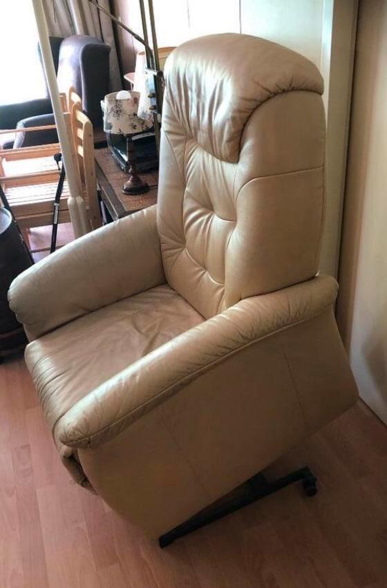 Sta op stoel elektrisch crème kleurig leder werkend, Huis en Inrichting, Fauteuils, Gebruikt, Leer, 50 tot 75 cm, Minder dan 75 cm
