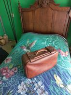 Vintage bruine kunstleren koffer met gesp., Gebruikt, Verzenden, Slot, Minder dan 50 cm