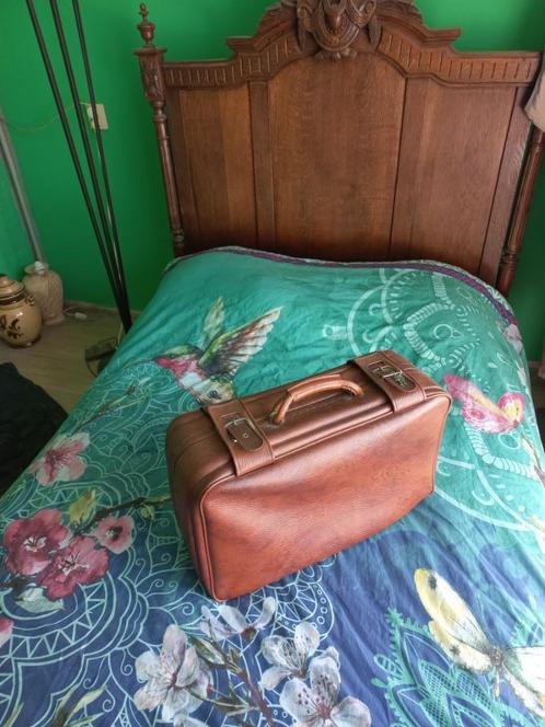 Vintage bruine kunstleren koffer met gesp., Sieraden, Tassen en Uiterlijk, Koffers, Gebruikt, Leer, Minder dan 50 cm, Slot, Verzenden