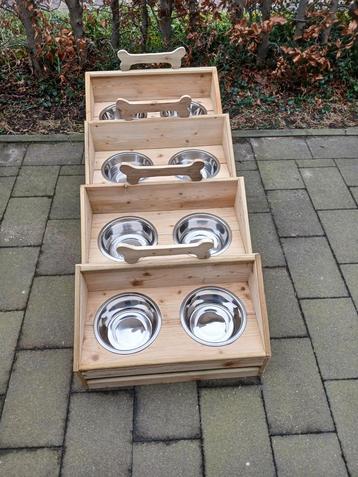 Mooie honden eet en drink bakken  beschikbaar voor biedingen