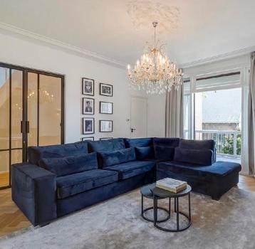 Zeer mooie NIEUWE bank beschikbaar voor biedingen