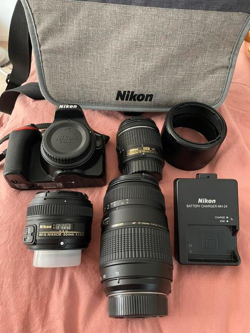 Nikon D3500 met 3 lenzen, oplader en tas, Audio, Tv en Foto, Fotografie | Lenzen en Objectieven, Zo goed als nieuw, Telelens, Ophalen