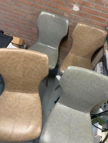 4 stoelen beschikbaar voor biedingen
