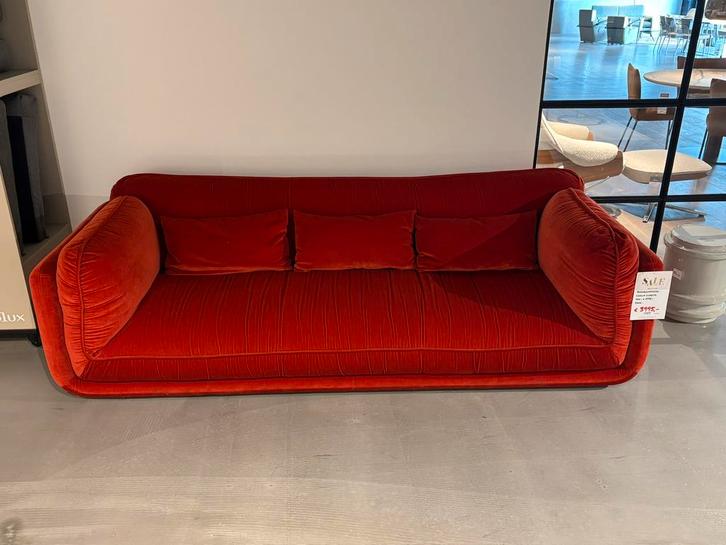Leolux Lunetta midcentury / vintage look rood velvet, Huis en Inrichting, Banken | Sofa's en Chaises Longues, Zo goed als nieuw
