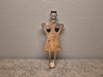 Antieke bronzen vrouwenfiguur beschikbaar voor biedingen