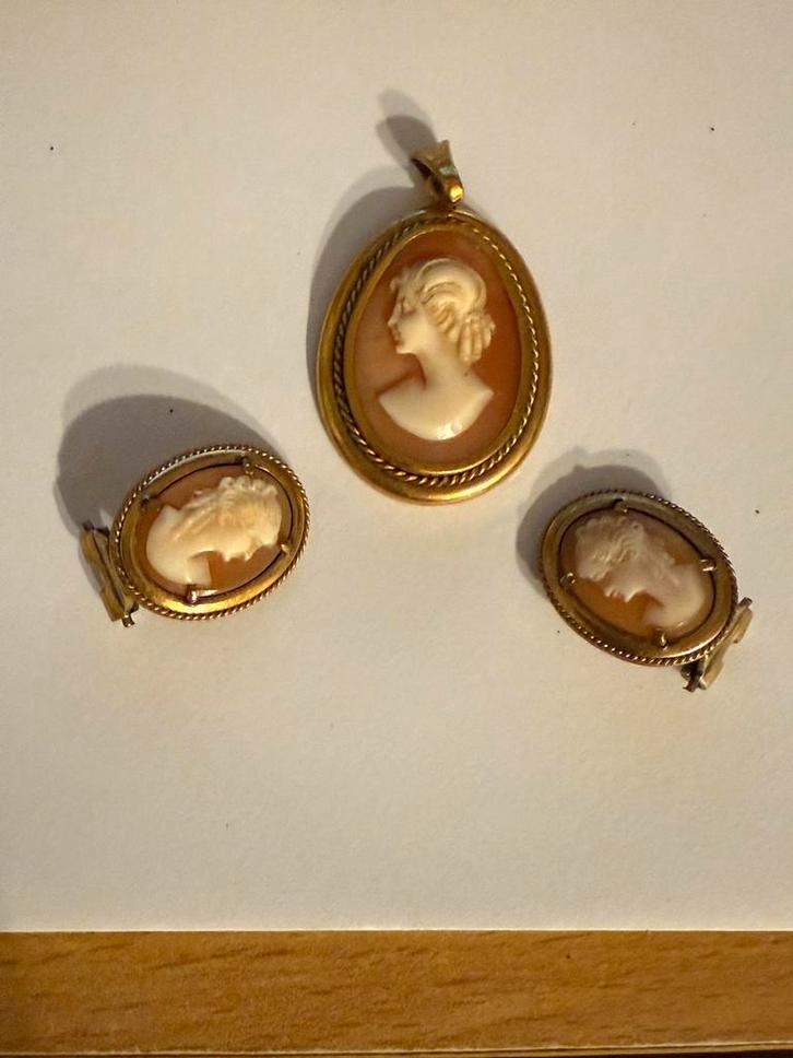 Oude Vergulde Camee Set - Oorbellen, Hanger, Sieraden, Tassen en Uiterlijk, Antieke sieraden, Broche, Overige materialen, Verguld