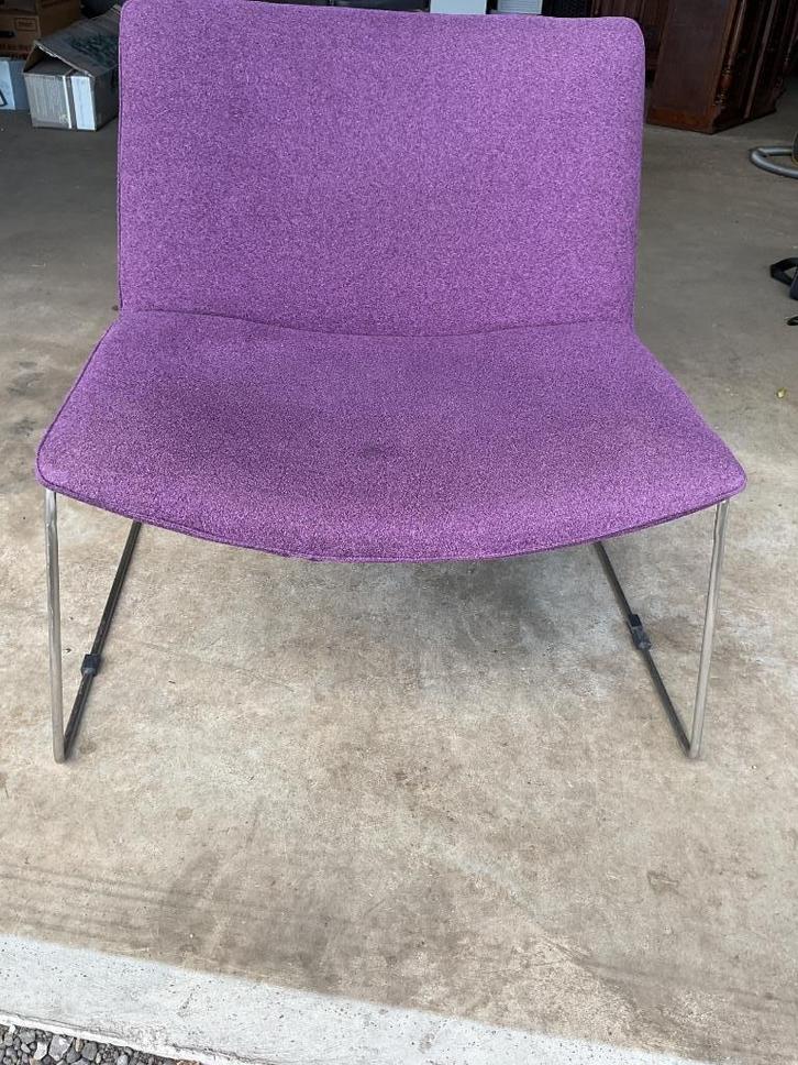 Design lounge fauteuil breed model..Kleur violet/paars, Huis en Inrichting, Fauteuils, Zo goed als nieuw, Metaal, Stof, 50 tot 75 cm